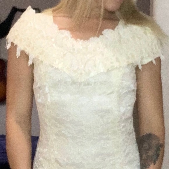 Wedding dress size 4-6 - Picture 3 of 4